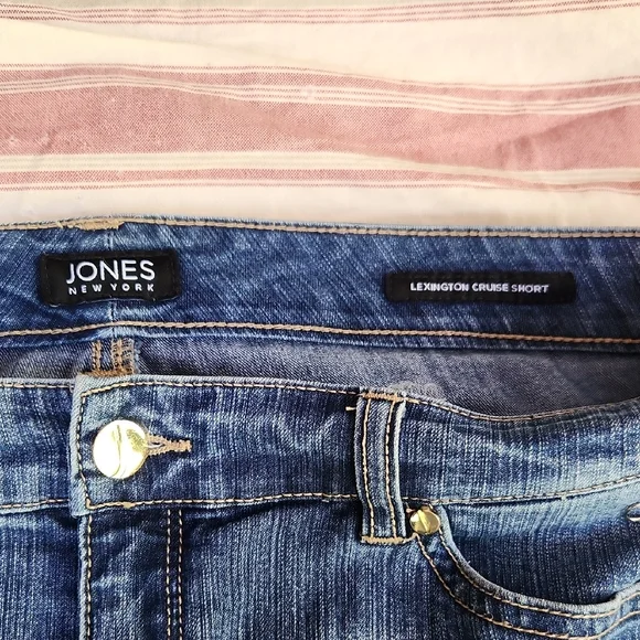 Jones New York Mid-Wash Denim Jean Cruise Short Size 12 - Picture 3 of 12